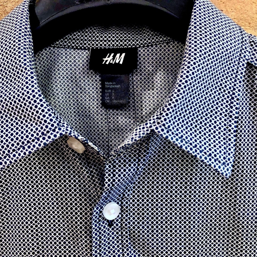 H&M Sexy Fitted Short Sleeve Blue & White Pattern Shirt With Shoulder Epaulettes - Picture 5 of 14
